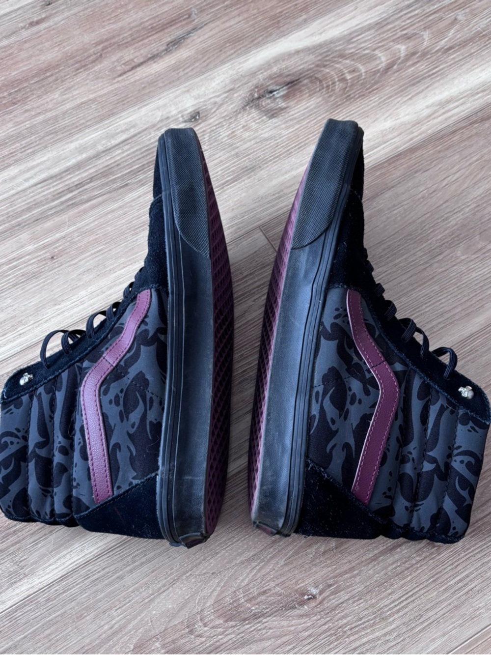 High-Top Men's Suede Sneakers in Black with Burgundy Accent classic size 12 guc - Picture 4 of 6